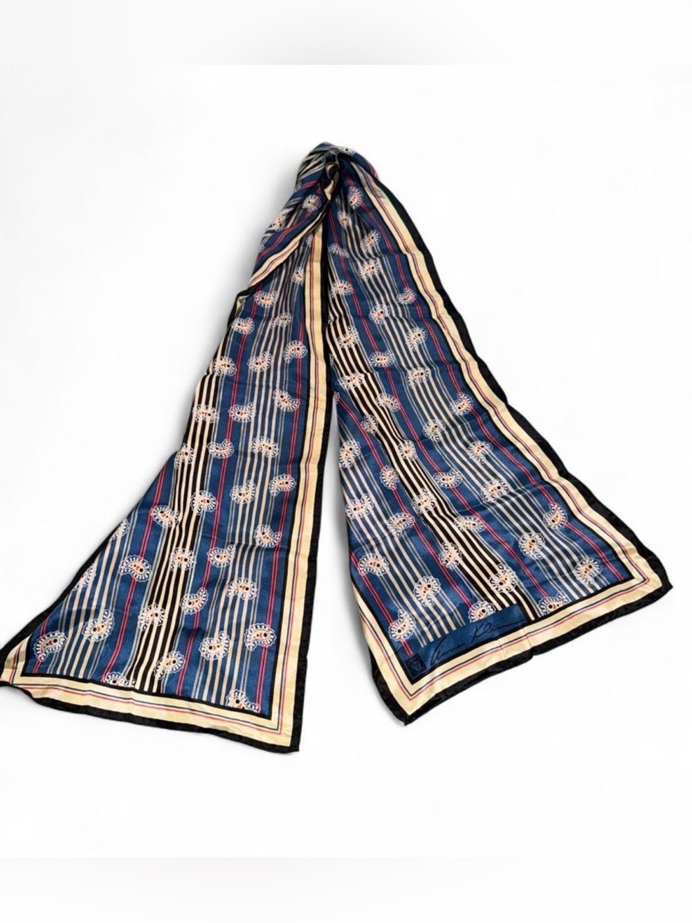Paisley scarf with white floral motifs